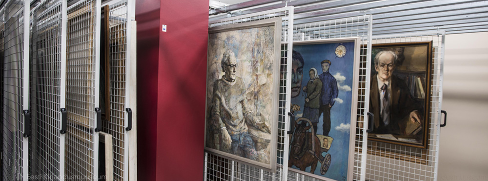 Kultuuriloolise arhiivi maalihoidla Fotol on maalihoidla. Pildil paremal pool on näha kolm maali. Foto meeleolu on pigem helge, kuna hoidla on valgetes toonides. Valgele annab kontrasti üks punane vahesein.