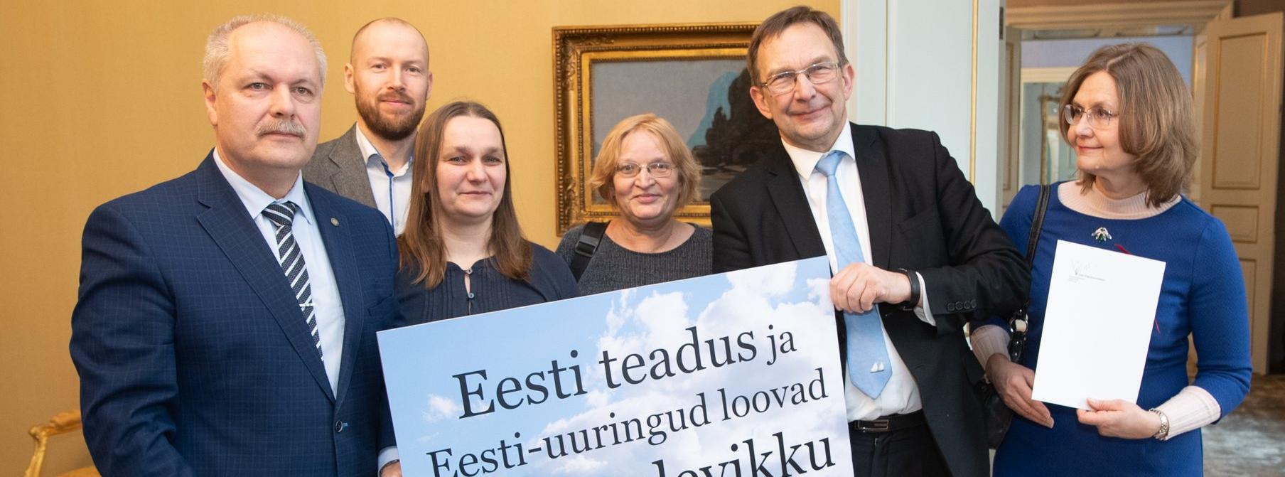 Teadlaste esindajad andsid 2. märtsil Riigikogule üle allkirjad Eesti teaduse ja Eesti-uuringute toetuseks