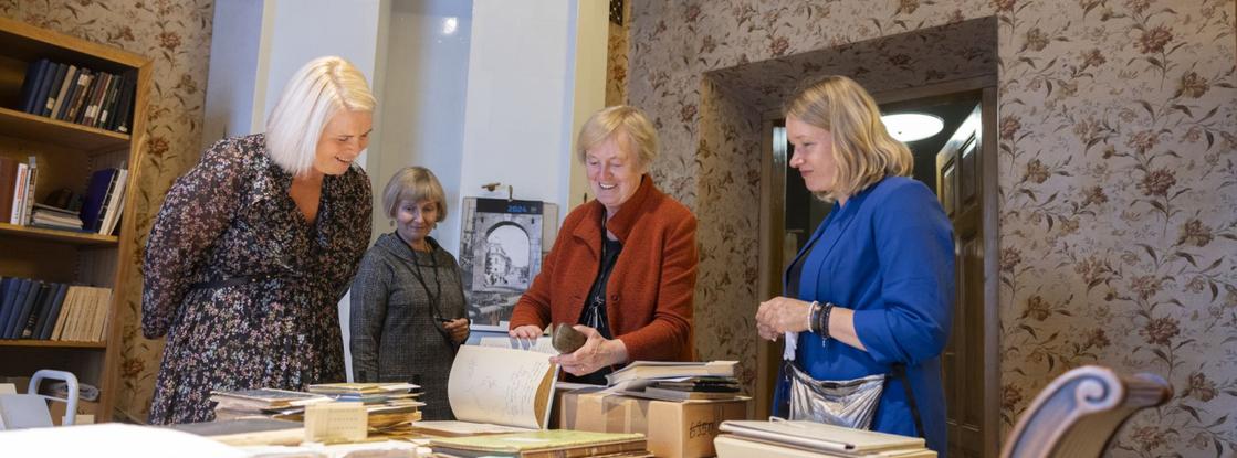 Foto Alar Madisson Tööjuubilar merike Kiipus tutvustab HTM kantslerile Arhiivraamatukogu haruldusi
