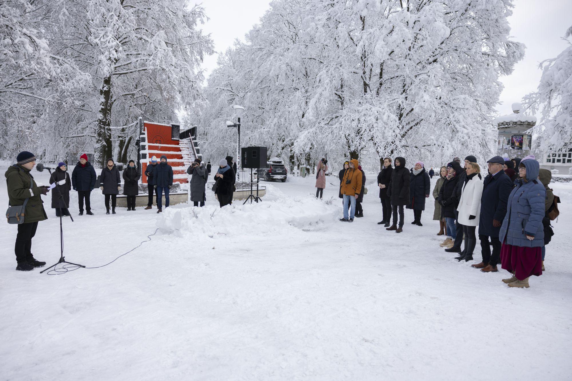 Linnakirjaniku väljakuulutamisele kogunenud linnakodanikud ja kirjandushuvilised