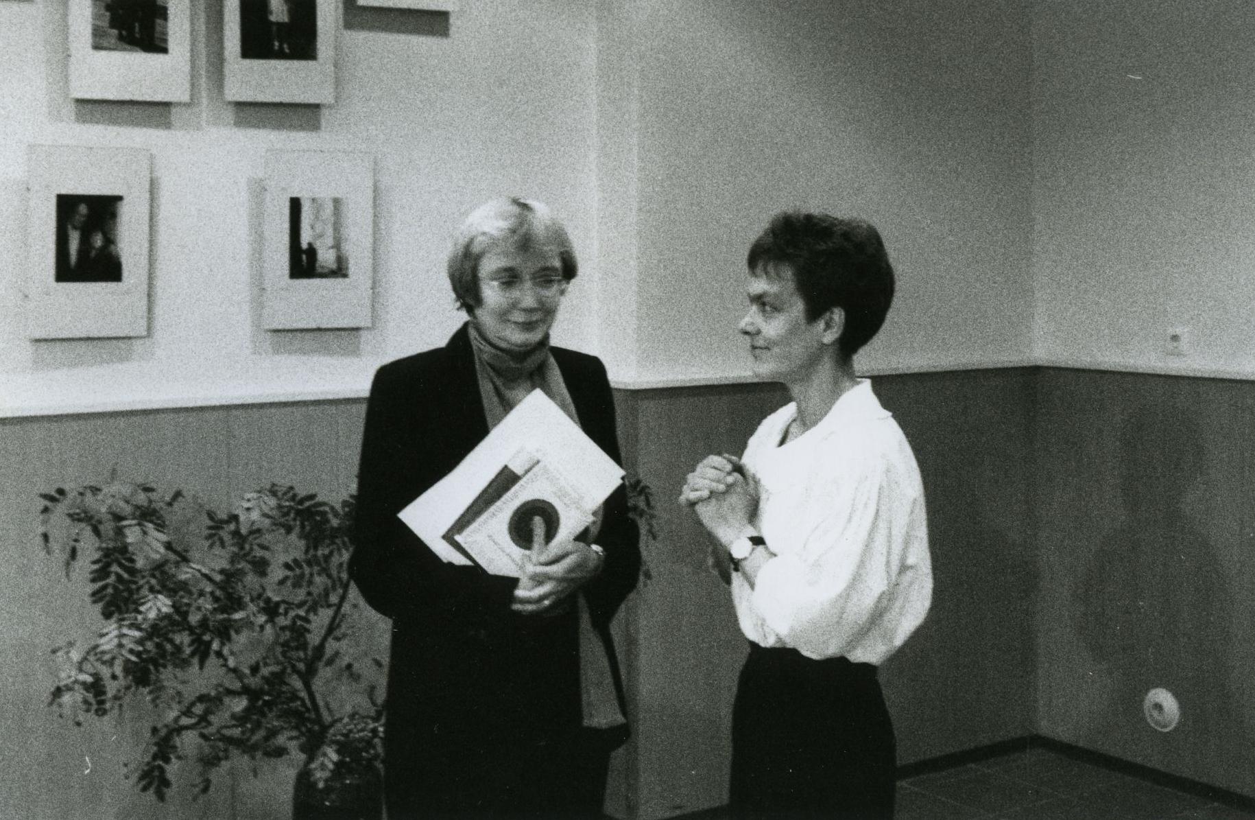 Ellen Niidu juubelinäituse avamisel 1998 Sirje Oleskiga